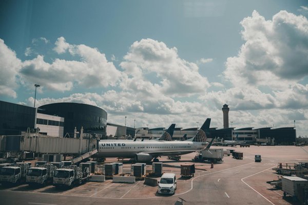 How can tourists find the best discounts on UK entertainment?